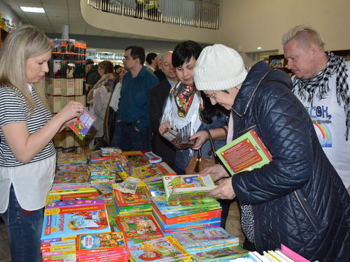 Ачинскую книжную ярмарку в первый день работы посетили более 1,5 тысяч горожан 